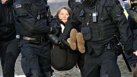 FOTO: Greta Thunberg Santai saat Ditahan di Tengah Demo