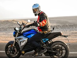 Pecah Telur! Pria Ini Touring Pakai Motor Listrik Hingga 12.740 Km