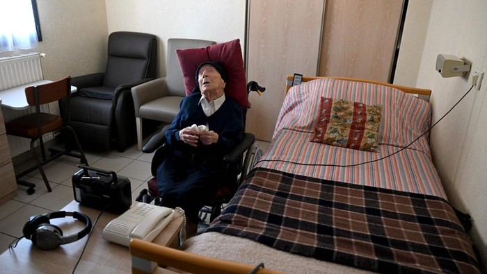 118 year-old French catholic nun Lucile Randon speaks to the press at the Saint-Catherine-Laboure nursing home where she lives in Toulon, southern France, on April 26, 2022, after becoming the world's oldest known person following the death announced the day before of a Japanese woman one year her senior. - Lucile Randon, known as Sister Andre, was born in southern France on February 11, 1904, when World War I was still a decade away. (Photo by Christophe SIMON / AFP) / The erroneous mention[s] appearing in the metadata of this photo by Christophe SIMON has been modified in AFP systems in the following manner: [Lucile Randon] instead of [Andre Randon]. Please immediately remove the erroneous mention[s] from all your online services and delete it (them) from your servers. If you have been authorized by AFP to distribute it (them) to third parties, please ensure that the same actions are carried out by them. Failure to promptly comply with these instructions will entail liability on your part for any continued or post notification usage. Therefore we thank you very much for all your attention and prompt action. We are sorry for the inconvenience this notification may cause and remain at your disposal for any further information you may require. (Photo by CHRISTOPHE SIMON/AFP via Getty Images)