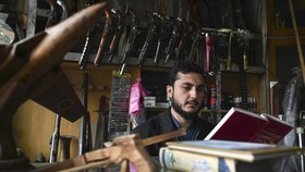 FOTO: Membaca Buku di Kota Paling 'Beringas' di Pakistan