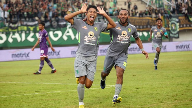 Pelatih Persebaya Aji Santoso berharap Marselino Ferdinan tidak buru-buru dipanggil Timnas Indonesia setelah mencetak dua gol saat membantai Persita di Liga 1.