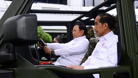 Prabowo Pamer Foto Bareng Jokowi Naik Maung, Jip Pertama Buatan RI