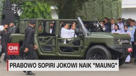 VIDEO: Prabowo Sopiri Jokowi Naik 'Maung'