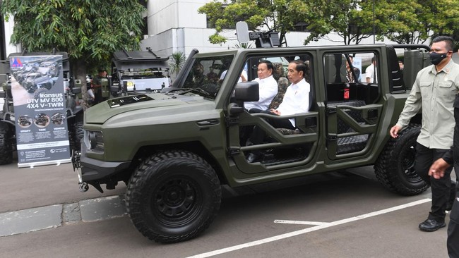 Usai rapim Kemhan, Jokowi dan Prabowo naik Maung. Menariknya, Pindad Maung yang kendarai Prabowo menyuguhkan desain baru.