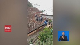 VIDEO: Rem Blong, Pemotor Nyangkut di Atap Rumah Warga