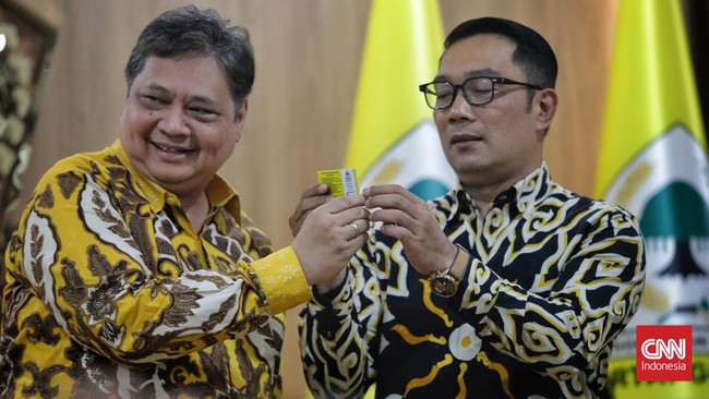 Ridwan Kamil mendatangi rumah dinas Menko Perekonomian sekaligus Ketua Umum Partai Golkar Airlangga Hartarto di kompleks Widya Chandra, Jakarta, Kamis (8/8).