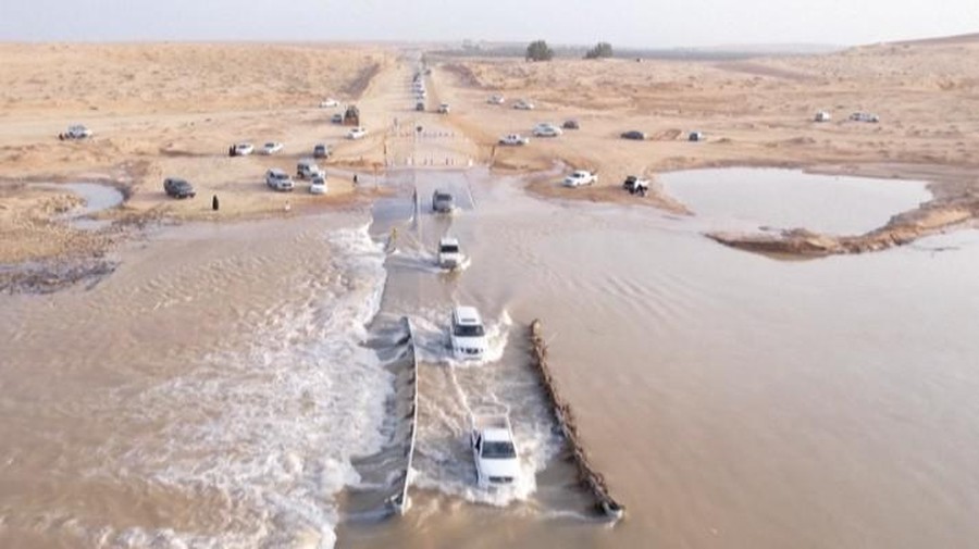 Salah satu lembah terpanjang di Arab Saudi, Wadi Al-Rummah dipenuhi air.