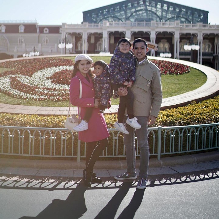 <p>Pasangan yang menikah pada 8 November 2016 ini sudah dikaruniai dua orang putra, Bunda. Kedua anak mereka diberi nama Mikhael Moeis dan Raphael Moeis. (Foto: Instagram @sandradewi88)<br /><br /><br /></p>