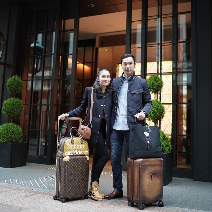 <p>Belum lama ini, Sandra Dewi dan Harvey Moeis juga disebut bak pasangan drama Korea oleh netizen. "Syukaaa sekali sama pasangan ini, berasa lg lihat drama Korea," ujar @nyony****. (Foto: Instagram @sandradewi88)<br /><br /><br /></p>