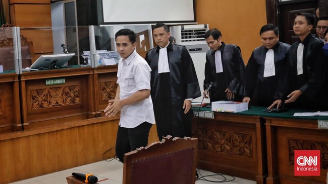 Pengacara Richard Eliezer atau Bharada E memprotes tuntutan 12 tahun penjara terhadap kliennya dalam kasus pembunuhan berencana Brigadir J.