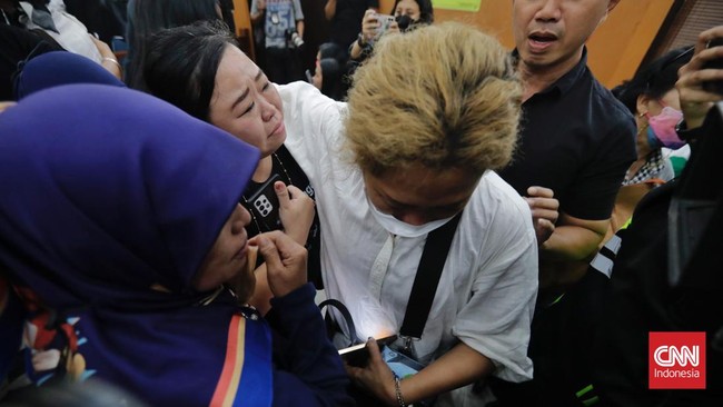 Eliezer's Angels, pendukung Richard Eliezer Pudihang Lumiu atau Bharada E histeris setelah JPU membacakan tuntutan pidana 12 tahun penjara.