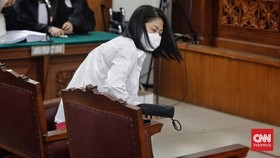 FOTO: Penampakan Serba Putih Putri Candrawathi di Sidang Tuntutan