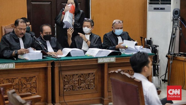 Dalam sidang tuntutan Bharada E, jaksa mengutip Ayat Al-Qur'an Surat Al Isra ayat 33 dan Alkitab Surat Matius 5 ayat 21.