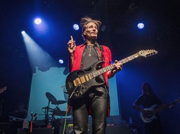 Steve Vai Kaget Temukan Kembali Gitar 'Swiss Cheese' Setelah 36 Tahun Hilang