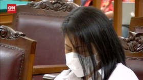 VIDEO: Putri Candrawathi Tertunduk Dengar Tuntutan 8 Tahun Penjara