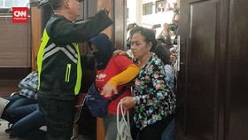 VIDEO: Momen Pendukung Eliezer Berebut Masuk Ruang Sidang PN Jaksel