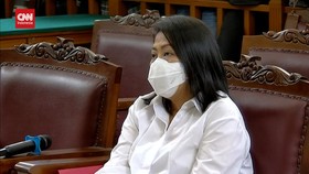 VIDEO: Alami Gangguan Pencernaan, PC Terlihat Modis Di Sidang Tuntutan