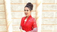<p>Tina Toon yang merupakan perwakilan PDI Perjuangan aktif mengikuti kegiatan politik sejak duduk di Senayan. Lewat Instagram, Tina juga sering membagikan kegiatannya ketika berkecimpung di bidang tersebut. (Foto: Instagram @tinatoon101)</p>