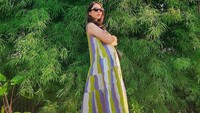 <p>Acha juga sering mix and match baju selama hamil. Dalam beberapa foto, wanita kelahiran Malang ini menggunakan baju terusan berwarna-warni cerah. (Foto: Instagram @achasinaga)</p>