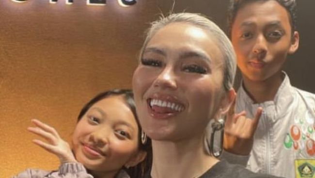 Agnez Mo bagikan momen bertemu pelajar SMP 1 Ciawi yang jago dansa. Agnez bela mereka dengan mengatakan keahlian dansa itu sebuah prestasi.