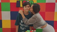 <p>Kini, Jeremiah Alric Dimitri telah berusia 11 tahun. Ia baru saja merayakan ulang tahunnya bersama ibunda. (Foto: Instagram @wulanguritno)</p>