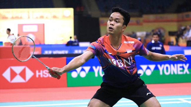 Anthony Ginting lolos ke semifinal India Open 2023 usai menang susah payah atas Li Shi Feng dalam duel selama 65 menit di KD Jadhav Indoor Hall, Jumat (20/1).