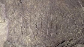 Prasasti Berhuruf Rune Tertua Ditemukan di Norwegia, Apa Isi Pesannya?