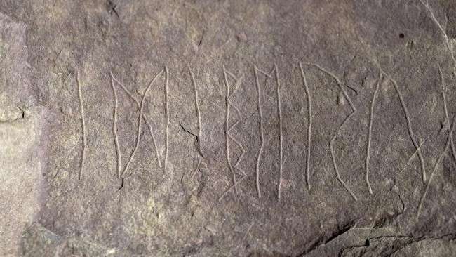 Prasasti berhuruf Rune tertua ditemukan di Norwegia. Prasasti itu berisi kata 'Idiberug'. Apa artinya? 