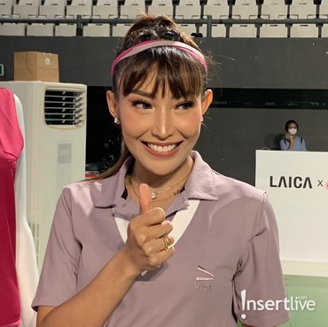 Biar Tetap Stylish, Begini Tips Memilih Baju Olahraga Tenis ala Ayu Dewi