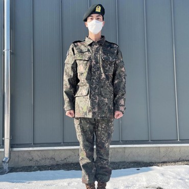 Bagikan Foto Gagah Pakai Seragam Saat Wamil, Begini Kabar Jin BTS