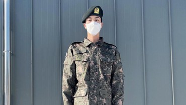 img-title Bagikan Foto Gagah Pakai Seragam Saat Wamil, Begini Kabar Jin BTS