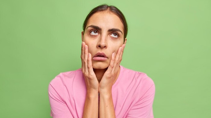 img-title Bukan Pakai Concealer, Lakukan 5 Cara Simpel Ini untuk Kurangi Kantung Mata secara Alami