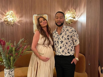 Chrissy Teigen Melahirkan Anak Ketiga, Suami John Legend Umumkan di Konser