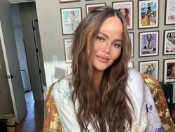 Iseng Tes DNA, Chrissy Teigen Kaget Hasilnya Plot Twist: Punya Saudara Kembar