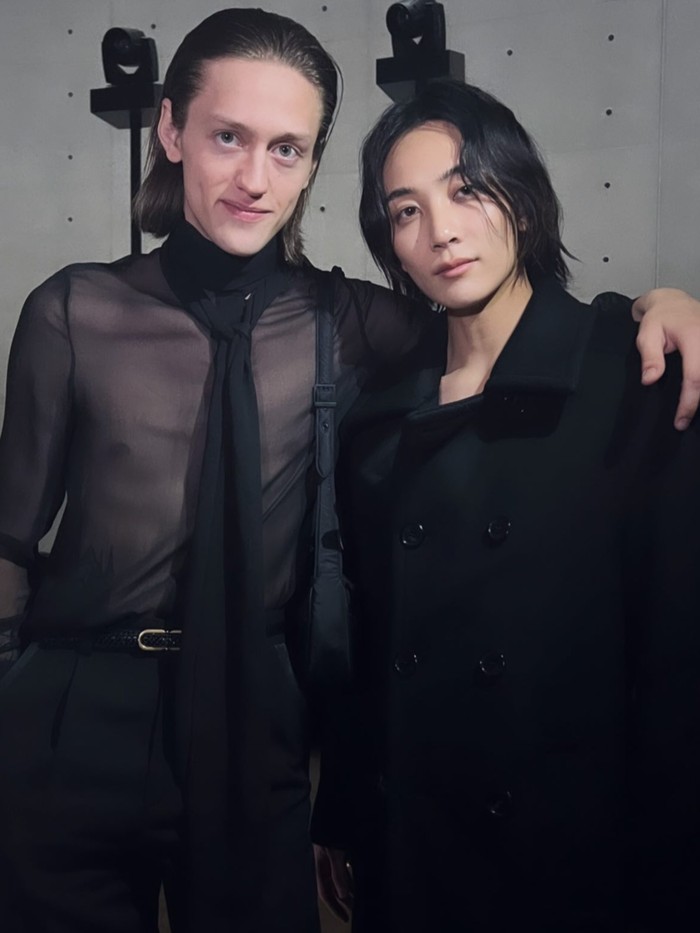 Dalam acara bergengsi tersebut, Jeonghan juga berinteraksi bersama pemeran Xavier Thorpe dalam serial populer Wednesday yaitu Percy Hynes White yang sukses membuat publik dimabuk visual./ Foto: instagram.com/jeonghaniyoo_n/