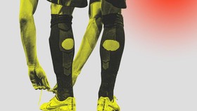 EDUSPORTS: Kenapa Pemain Bola Bolongin dan Robek Kaus Kaki?