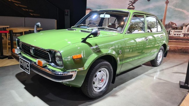 Honda Civic generasi pertama diluncurkan pada 11 Juli 1972 dan mulai dijual setahun setelahnya di Jepang.