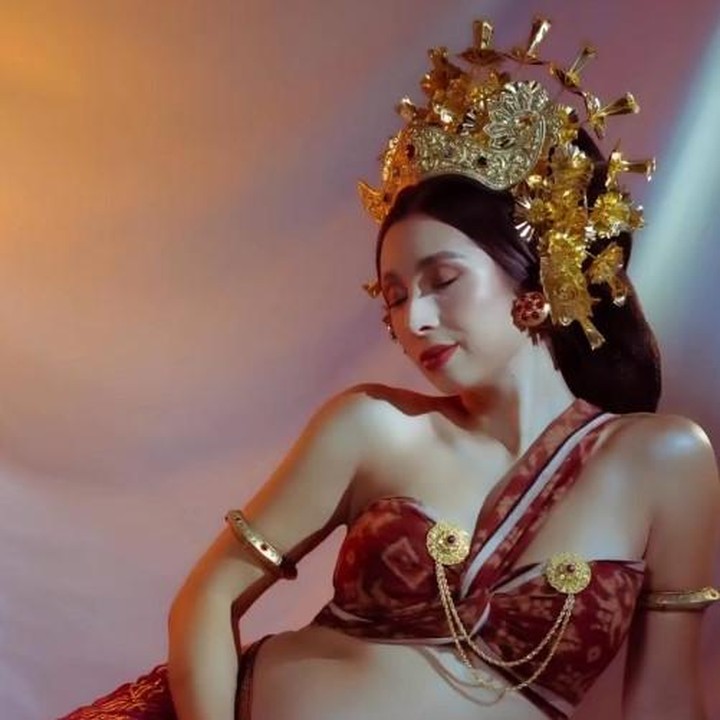 <p>Selain pakaian adat, Jennifer juga menggunakan aksesori dan riasan khas Bali. Ia tampil memukau dan menuai pujian dari netizen. (Foto: Instagram @jenniferbachdim)</p>
