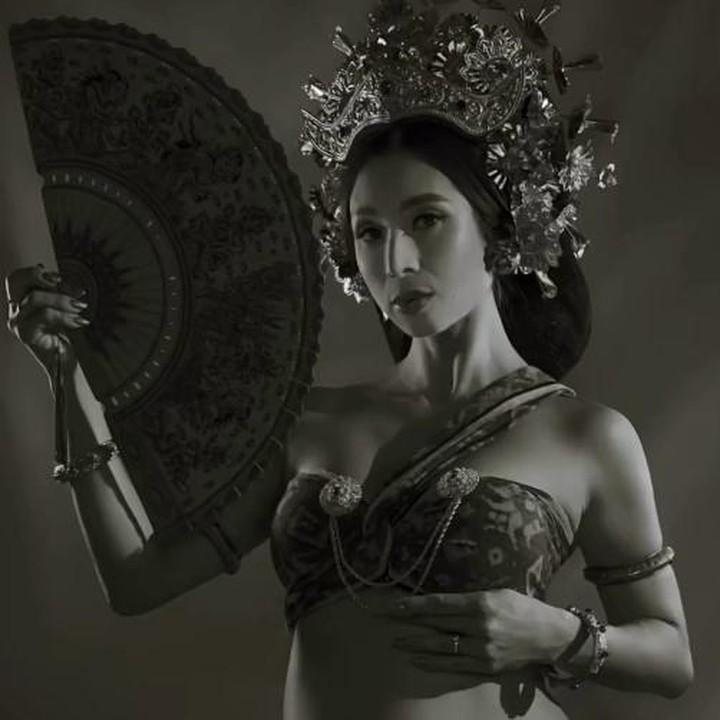 <p>Maternity shoot Jennifer mengusung tema Bali. Dalam maternity shoot ini, Jennifer mengenakan pakaian adat Bali. (Foto: Instagram @jenniferbachdim)</p>