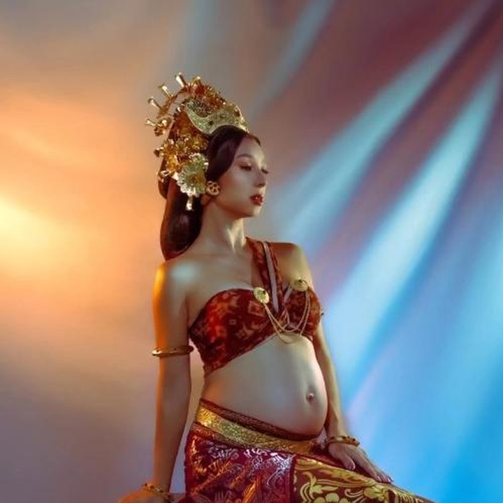 <p>Istri pemain sepak bola Irfan Bachdim, Jennifer Bachdim, sebentar lagi akan melahirkan anak keempatnya. Belum lama ini, Jennifer melakukan maternity shoot, Bunda. (Foto: Instagram @jenniferbachdim)</p>