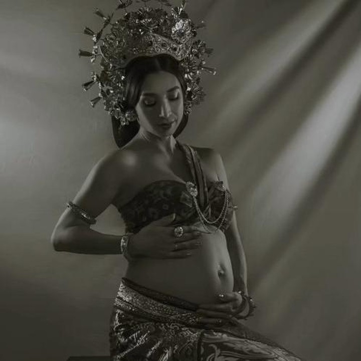 <p>Di maternity shoot kali ini, Jennifer juga memamerkan baby bump kehamilannya yang sudah besar. Bunda tiga anak ini sepertinya sudah siap untuk melahirkan anaknya yang berjenis kelamin laki-laki. (Foto: Instagram @jenniferbachdim)</p>