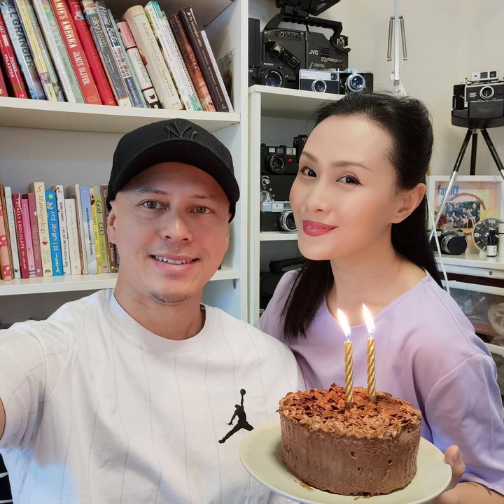 <p>Meski terpaut usia 4 tahun, pasangan ini tetap terlihat mesra dan harmonis di pernikahan yang sudah hampir 2 dekade. (Foto: Instagram @pierrerolandc)</p>