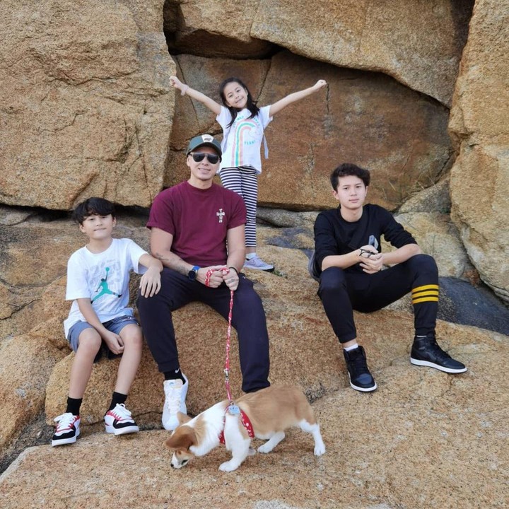 <p>Di waktu luang, Pierre Roland kerap mengajak ketiga anaknya pergi jalan-jalan bersama anjing corgi kesayangan mereka, Poppy. (Foto: Instagram @pierrerolandc)</p>