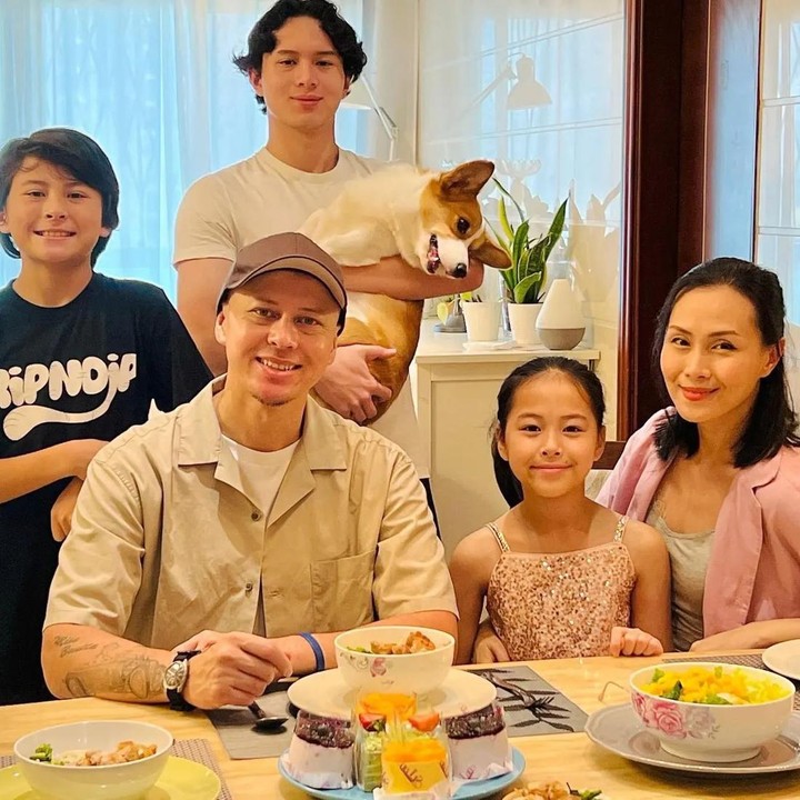 <p>Saat ini ketiga anak Pierre Roland sudah tumbuh besar, Bunda. Olivier telah berusia 15 tahun, sedangkan Ezekiel berumur 11 tahun. Sementara itu, putri bungsunya Efrata baru berusia 9 tahun. (Foto: Instagram @pierrerolandc)</p>