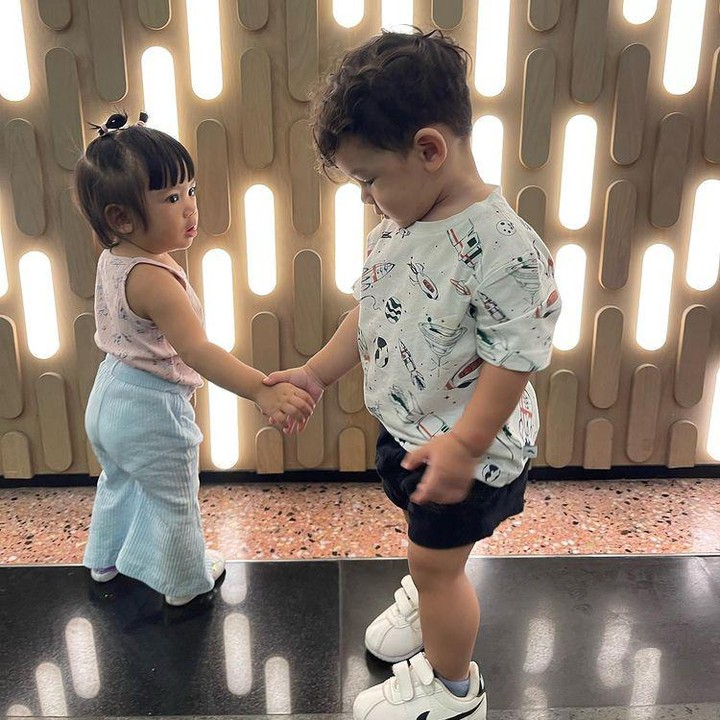 <p>Keduanya sama-sama menggemaskan ya, Bunda. Apalagi ditambah dengan caption dari Bunda Nola yang sengaja dibuat untuk membuat suasana makin akrab, "Malam senin nemenin bayi2 ini nge date" gurau Nola di caption postingannya. (Sumber: Instagram @riafinola)</p>