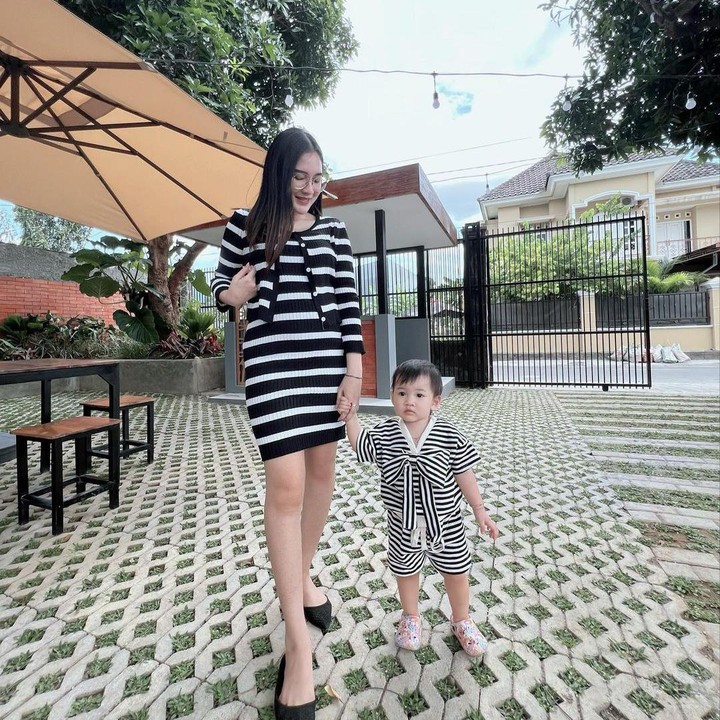 <p>Di kehamilan keduanya ini, Nella memang tidak banyak berbagi ke publik. Ia lebih sering membagikan aktivitasnya bersama suami dan anak pertama, Gendhis. (Foto: Instagram @nellakharisma)</p>