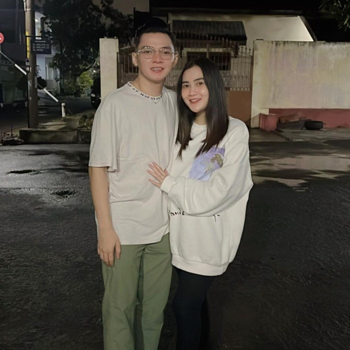 <p>Penyanyi dangdut Nella Kharisma, tengah diliputi kebahagiaan. Wanita 28 tahun ini tengan hamil anak kedua, Bunda. (Foto: Instagram @nellakharisma)</p>