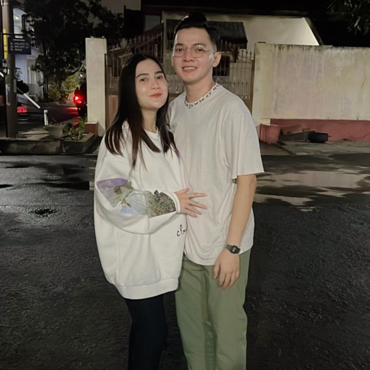 <p>Meski tengah hamil anak kedua, Nella tetap aktif bekerja lho, Bunda. Nella kerap ditemani sauaminya atau terkadang keduanya kerja bareng. Pada awal Desember lalu, Nella dan suami mengeluarkan video duet lagu. (Foto: Instagram @nellakharisma)</p>