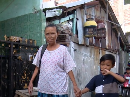 Kisah Sedih dan Gigih Nenek Sarmi Hidupi 4 Cucu Ditelantarkan