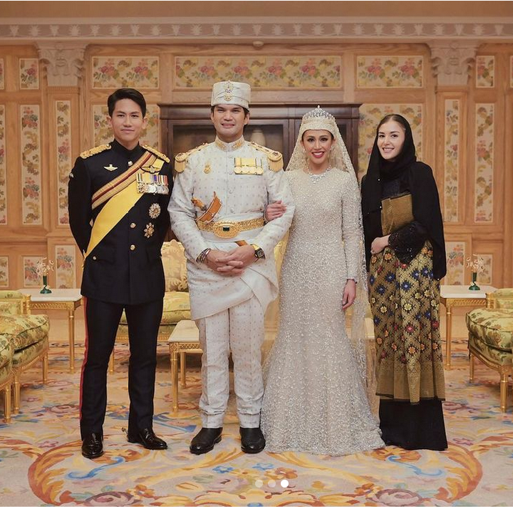 <p>Salah satu momen kebersamaan mereka adalah ketika menghadiri acara pernikahan kakak Pangeran Mateen, Putri Azemah Ni'matul Bolkiah dengan Pangeran Bahar Ibni Jefri Bolkiah pada Januari 2023. Dalam foto yang dibagikan, Pangeran Mateen dan Anisha tampil kompak mengenakan busana warna hitam. (Foto: Dok. Instagram)</p>
